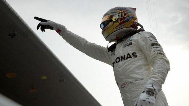 Lewis Hamilton poté, co v Šanghaji získal pole position. Lewis Hamilton poté, co v Šanghaji získal pole position.