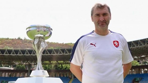 Trenér Jan Suchopárek na stadionu v Jerevanu. Trenér Jan Suchopárek na stadionu v Jerevanu.