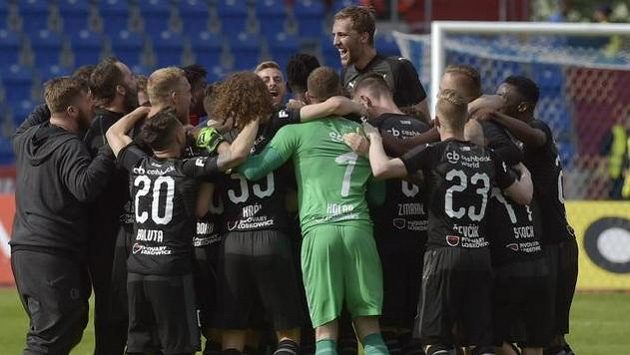 Hráči Slavie se radují z výhry, která jim zajistila ligový titul. Hráči Slavie se radují z výhry, která jim zajistila ligový titul.