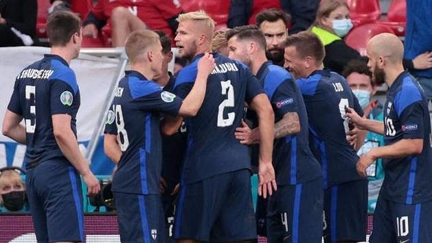 Fin Joel Pohjanpalo se v klubku spoluhráčů raduje z gólu proti Dánům. Fin Joel Pohjanpalo se v klubku spoluhráčů raduje z gólu proti Dánům.