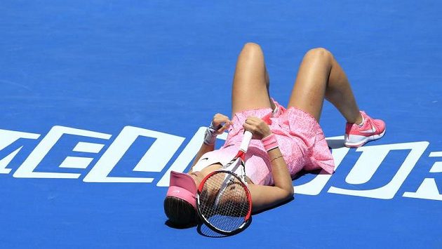 Česká tenistka Lucie Hradecká leží na kurtu během zápasu s Anou Ivanovičovou. Česká tenistka Lucie Hradecká leží na kurtu během zápasu s Anou Ivanovičovou.
