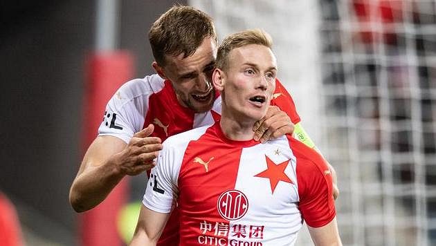 Slávista Petr Ševčík (vpředu) se spoluhráčem Tomášem Součkem, který mu na gól roku nahrál. Slávista Petr Ševčík (vpředu) se spoluhráčem Tomášem Součkem, který mu na gól roku nahrál.
