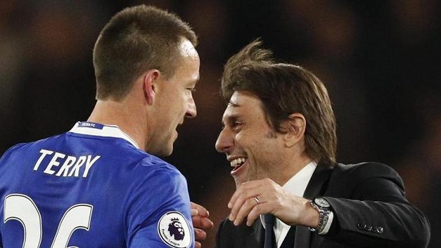 Kouč Antonio Conte objímá Johna Terryho po výhře nad Middlesbrough. Kouč Antonio Conte objímá Johna Terryho po výhře nad Middlesbrough.