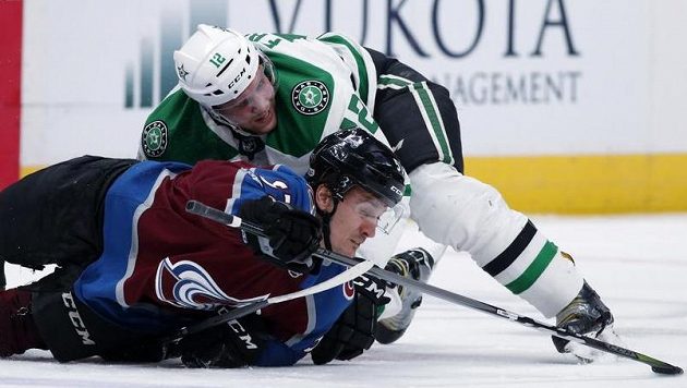Radek Faksa (nahoře) v souboji s Tysonem Jostem z Colorada. Radek Faksa (nahoře) v souboji s Tysonem Jostem z Colorada.
