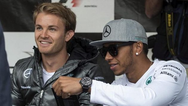 Piloti Mercedesu při autogramiádě v Montrealu - zleva Nico Rosberg a Lewis Hamilton. Piloti Mercedesu při autogramiádě v Montrealu - zleva Nico Rosberg a Lewis Hamilton.