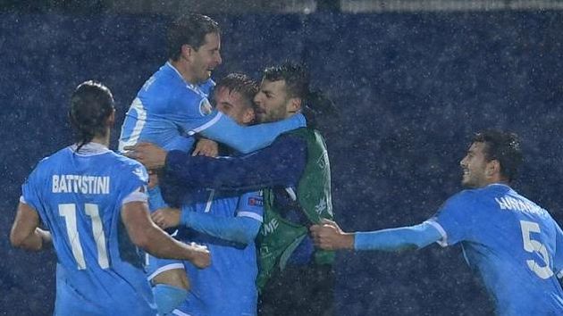 Historická chvíle, fotbalisté San Marina slaví gól Filippo Berardiho. Historická chvíle, fotbalisté San Marina slaví gól Filippo Berardiho.