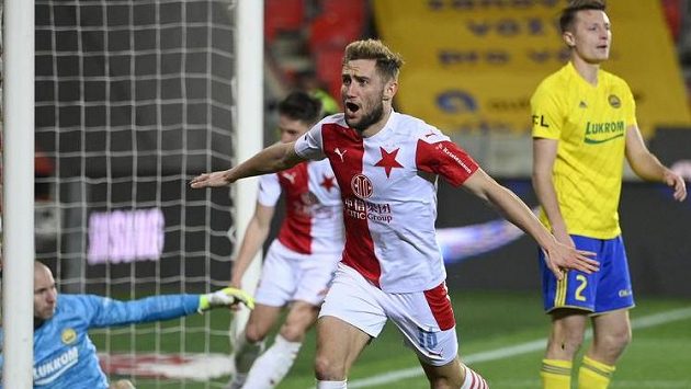 Střelec Jan Kuchta ze Slavie se raduje z gólu. Střelec Jan Kuchta ze Slavie se raduje z gólu.