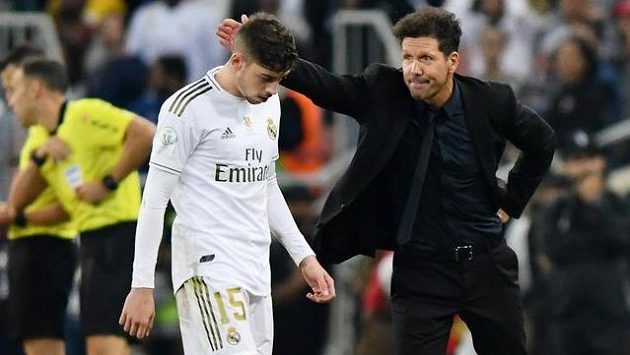 Fotbalista Realu Madrid Federico Valverde (vlevo) odchází do šaten kolem trenéra Atlétika Madrid Diega Simeoneho (vpravo) během finále španělského Superpoháru. Fotbalista Realu Madrid Federico Valverde (vlevo) odchází do šaten kolem trenéra Atlétika Madrid Diega Simeoneho (vpravo) během finále španělského Superpoháru.