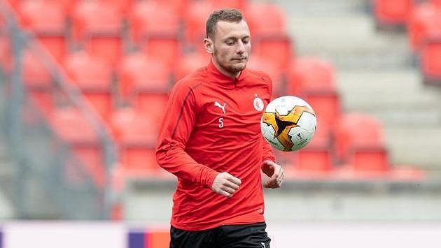 Slávista Vladimír Coufal během tréninku před utkáním s Chelsea. Slávista Vladimír Coufal během tréninku před utkáním s Chelsea.