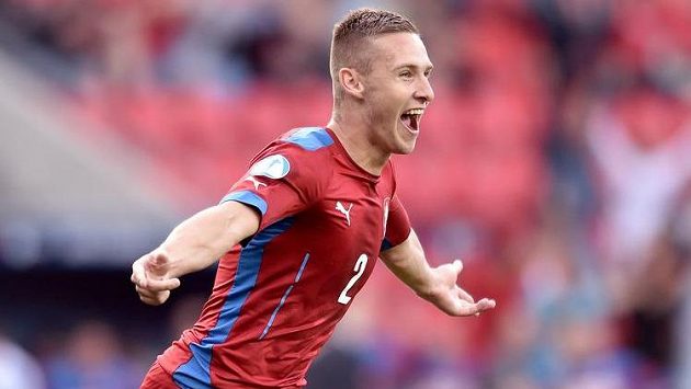 Radost obránce Pavla Kadeřábka poté, co na ME 21 otevřel skóre utkání s Dánskem. Radost obránce Pavla Kadeřábka poté, co na ME 21 otevřel skóre utkání s Dánskem.
