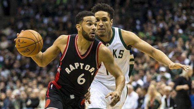 Cory Joseph (6) z Toronta a Malcolm Brogdon (13) z Milwaukee. Cory Joseph (6) z Toronta a Malcolm Brogdon (13) z Milwaukee.