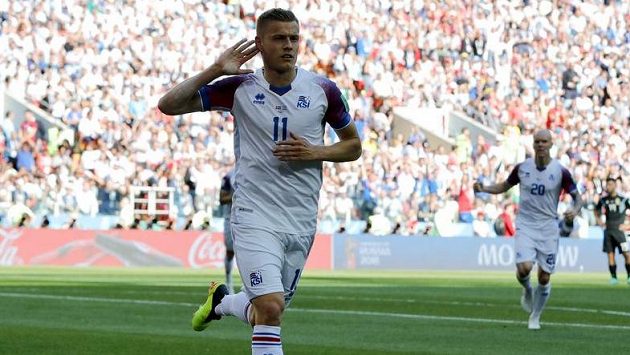 Islanďan Alfred Finnbogason slaví svou trefu proti Argentině. Islanďan Alfred Finnbogason slaví svou trefu proti Argentině.