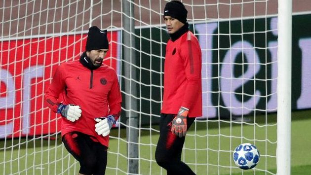 Brankáři Paris St Germain Gianluigi Buffon a Alphonse Areola during training REUTERS/Marko Djurica Brankáři Paris St Germain Gianluigi Buffon a Alphonse Areola during training REUTERS/Marko Djurica