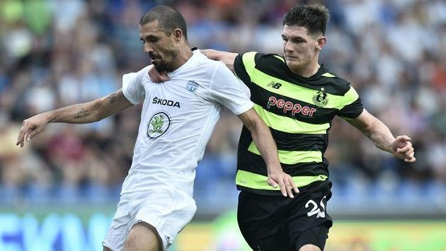 Zleva Douglas Da Silva z Mladé Boleslavi a Trevor Clarke z Shamrock Rovers. Zleva Douglas Da Silva z Mladé Boleslavi a Trevor Clarke z Shamrock Rovers.