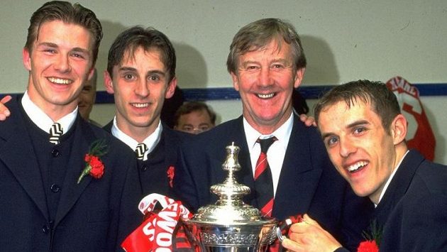 Fotbalový trenér Eric Harrison (druhý zprava). Na snímku se slavnými hráči United Davidem Beckhamem, Garym Nevillem a Philem Nevillem. Fotbalový trenér Eric Harrison (druhý zprava). Na snímku se slavnými hráči United Davidem Beckhamem, Garym Nevillem a Philem Nevillem.