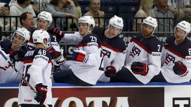Matt Donovan přijímá gratulace spoluhráčů z týmu USA v utkání proti Německu. Matt Donovan přijímá gratulace spoluhráčů z týmu USA v utkání proti Německu.