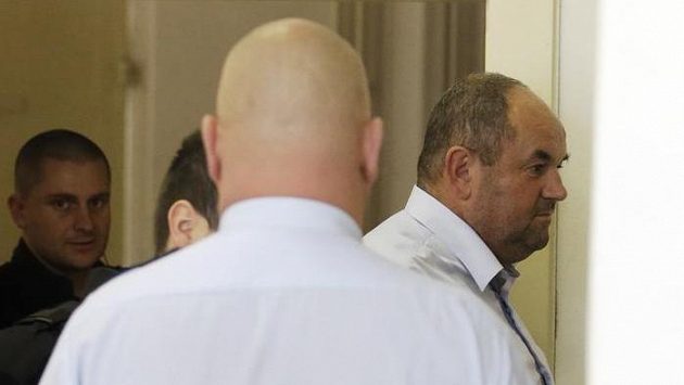 Justiční stráž přivádí Miroslava Peltu k soudu, který rozhodoval o jeho vzetí do vazby. Justiční stráž přivádí Miroslava Peltu k soudu, který rozhodoval o jeho vzetí do vazby.