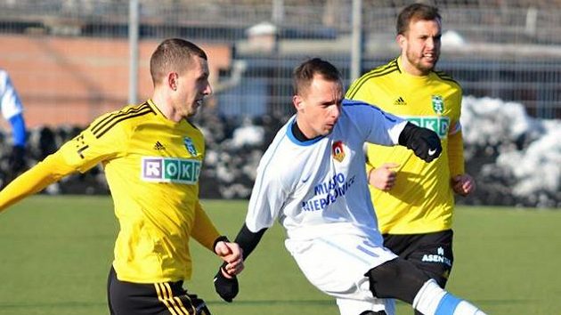 Milan Rundič (vlevo) v duelu s týmem Niepolomice. Milan Rundič (vlevo) v duelu s týmem Niepolomice.