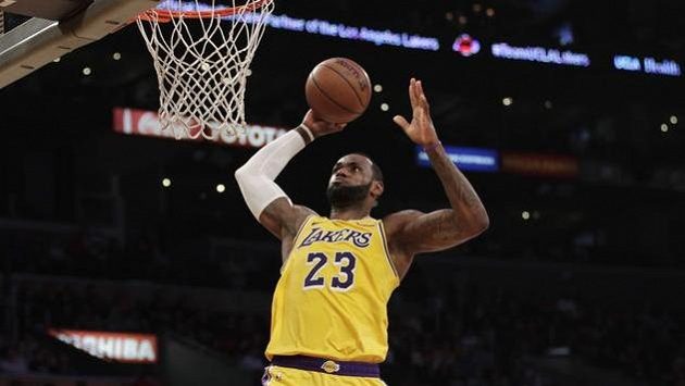 LeBron James z Los Angeles Kings míří na koš. Tomáš Satoranský (vpravo) z Washingtonu (vpravo) jen sleduje. LeBron James z Los Angeles Kings míří na koš. Tomáš Satoranský (vpravo) z Washingtonu (vpravo) jen sleduje.