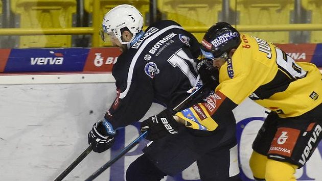 Zleva Michal Moravčík z Plzně a Ondřej Jurčík z Litvínova. Zleva Michal Moravčík z Plzně a Ondřej Jurčík z Litvínova.