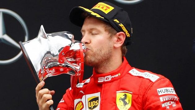 Stříbrná trofej s cenou zlata. Sebastian Vettel startoval poslední, dojel druhý... Stříbrná trofej s cenou zlata. Sebastian Vettel startoval poslední, dojel druhý...