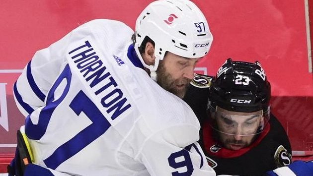 Joe Thornton bude minimálně měsíc chybět hokejistům Toronta kvůli zlomenému žebru Joe Thornton bude minimálně měsíc chybět hokejistům Toronta kvůli zlomenému žebru