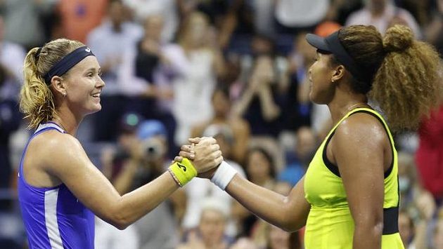 Česká tenistka Marie Bouzková (vlevo) gratuluje vítězce 1. kola US Open Naomi Ósakaové z Japonska. Česká tenistka Marie Bouzková (vlevo) gratuluje vítězce 1. kola US Open Naomi Ósakaové z Japonska.