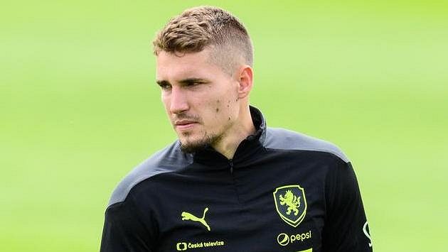 Zamyšlený Michal Sadílek během tréninku fotbalové reprezentace. Zamyšlený Michal Sadílek během tréninku fotbalové reprezentace.