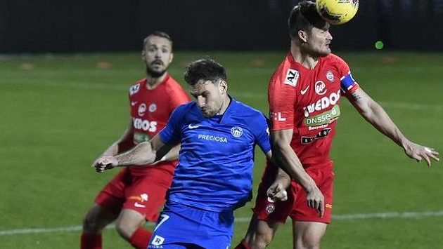 V popředí zleva Michael Rabušic z Liberce a Pavel Dreksa z Brna bojují o míč. V pozadí vlevo Luděk Pernica z Brna. V popředí zleva Michael Rabušic z Liberce a Pavel Dreksa z Brna bojují o míč. V pozadí vlevo Luděk Pernica z Brna.