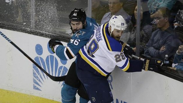 Roman Polák (46) ze San Jose při jednom ze semifinálových zápasů ztratil hokejku v souboji s Kylem Brodziakem (28). Roman Polák (46) ze San Jose při jednom ze semifinálových zápasů ztratil hokejku v souboji s Kylem Brodziakem (28).