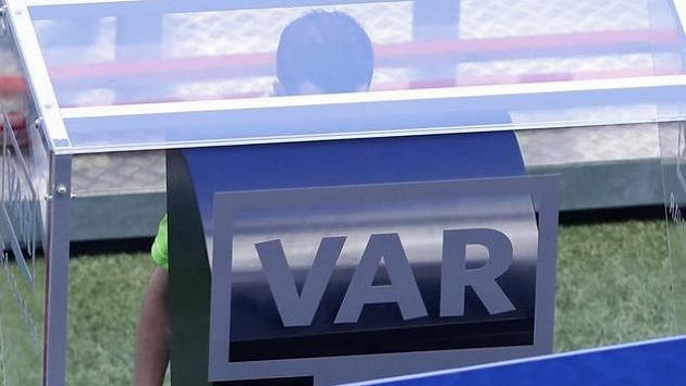 Rozhodčí Andres Cunha studuje video a za chvíli poprví v historii MS na jeho základě změní svůj verdikt! Rozhodčí Andres Cunha studuje video a za chvíli poprví v historii MS na jeho základě změní svůj verdikt!