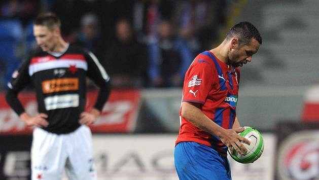 Plzeňský záložník Pavel Horváth před penaltou, kterou neproměnil. Plzeňský záložník Pavel Horváth před penaltou, kterou neproměnil.