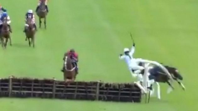 Žokej Shane Mulcahy naráží do bariéry na závodišti Clonmel. Žokej Shane Mulcahy naráží do bariéry na závodišti Clonmel.