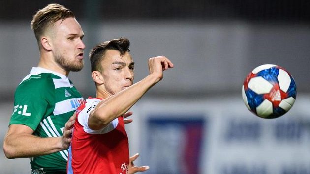 Jiří Bederka z Bohemians a Petar Musa ze Slavie během vršovického derby. Jiří Bederka z Bohemians a Petar Musa ze Slavie během vršovického derby.
