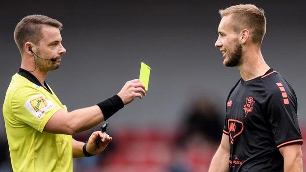 Rozhodčí Pavel Orel uděluje žlutou kartu Milošovi Kratochvílovi z Jablonce. Rozhodčí Pavel Orel uděluje žlutou kartu Milošovi Kratochvílovi z Jablonce.