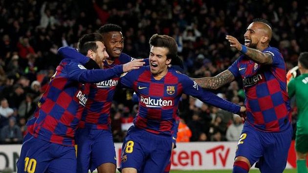Fotbalisté Barcelony se radují z gólu proti Granadě. Fotbalisté Barcelony se radují z gólu proti Granadě.