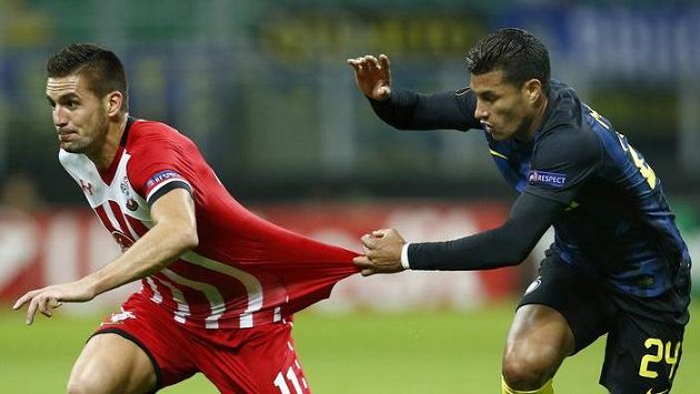 Dušan Tadič (vlevo) ze Southamptonu a Jeison Murillo z Interu. Dušan Tadič (vlevo) ze Southamptonu a Jeison Murillo z Interu.