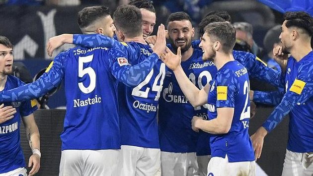Fotbalisté Schalke se radují z branky Fotbalisté Schalke se radují z branky