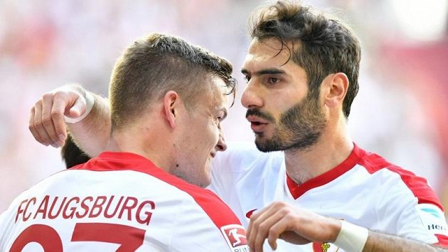 Halil Altintop (vpravo) a Alfred Finnbogason z Augsburgu. Halil Altintop (vpravo) a Alfred Finnbogason z Augsburgu.