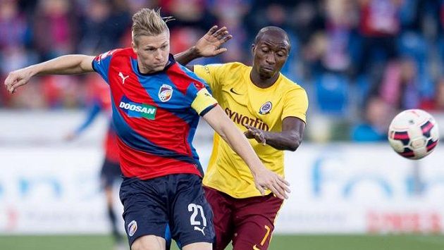 Plzeňský obránce Václav Procházka (vlevo) a Kehinde Fatai ze Sparty. Plzeňský obránce Václav Procházka (vlevo) a Kehinde Fatai ze Sparty.