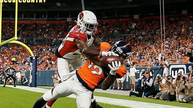 Receiver Denveru Broncos Fred Brown chytá přihrávku a skóruje touchdown proti bránícímu cornerbackovi Arizony Cardinals Brandonu Williamsovi během přípravného zápasu na novou sezonu. Receiver Denveru Broncos Fred Brown chytá přihrávku a skóruje touchdown proti bránícímu cornerbackovi Arizony Cardinals Brandonu Williamsovi během přípravného zápasu na novou sezonu.