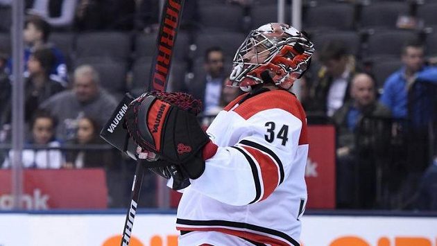 Brankář Caroliny Petr Mrázek slaví 100. výhru v NHL. Brankář Caroliny Petr Mrázek slaví 100. výhru v NHL.