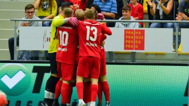 Radost českých fotbalistů z gólu. Radost českých fotbalistů z gólu.