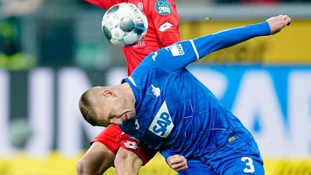 Pavel Kadeřábek v dresu Hoffenheimu svádí souboj o balon během 12. kola bundesligy proti Mohuči Pavel Kadeřábek v dresu Hoffenheimu svádí souboj o balon během 12. kola bundesligy proti Mohuči