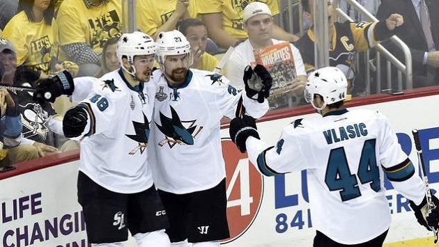 Tomáš Hertl (vlevo), Joonas Donskoi (27) a Marc-Edouard Vlasic (44) se radují z trefy českého útočníka v prvním finále play off NHL na ledě Pittsburghu. Tomáš Hertl (vlevo), Joonas Donskoi (27) a Marc-Edouard Vlasic (44) se radují z trefy českého útočníka v prvním finále play off NHL na ledě Pittsburghu.