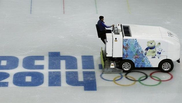 Rolbař upravuje led na stadiónu Iceberg, na němž budou v Soči bojovat o medaile krasobruslaři a rychlobruslaři na krátké dráze. Rolbař upravuje led na stadiónu Iceberg, na němž budou v Soči bojovat o medaile krasobruslaři a rychlobruslaři na krátké dráze.