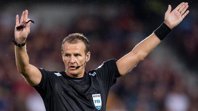 Rozhodčí Pavel Královec během utkání 1. kola nejvyšší soutěže mezi Spartou Praha - SFC Opava. Rozhodčí Pavel Královec během utkání 1. kola nejvyšší soutěže mezi Spartou Praha - SFC Opava.
