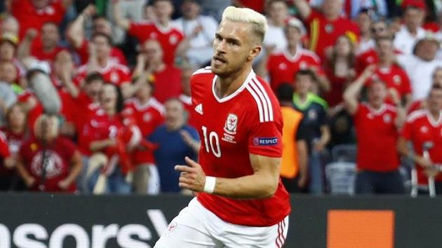 Velšan Aaron Ramsey oslavuje svoji trefu do sítě Ruska. Velšan Aaron Ramsey oslavuje svoji trefu do sítě Ruska.