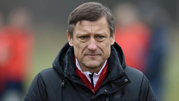 Trenér Jiří Kotrba se pouští do nové práce. Trenér Jiří Kotrba se pouští do nové práce.