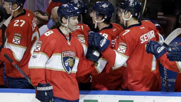 Jaromír Jágr přijímá gratulace po vstřelení gólu proti Carolině. Byl to jeho druhý v NHL v pětačtyřiceti letech. Jaromír Jágr přijímá gratulace po vstřelení gólu proti Carolině. Byl to jeho druhý v NHL v pětačtyřiceti letech.